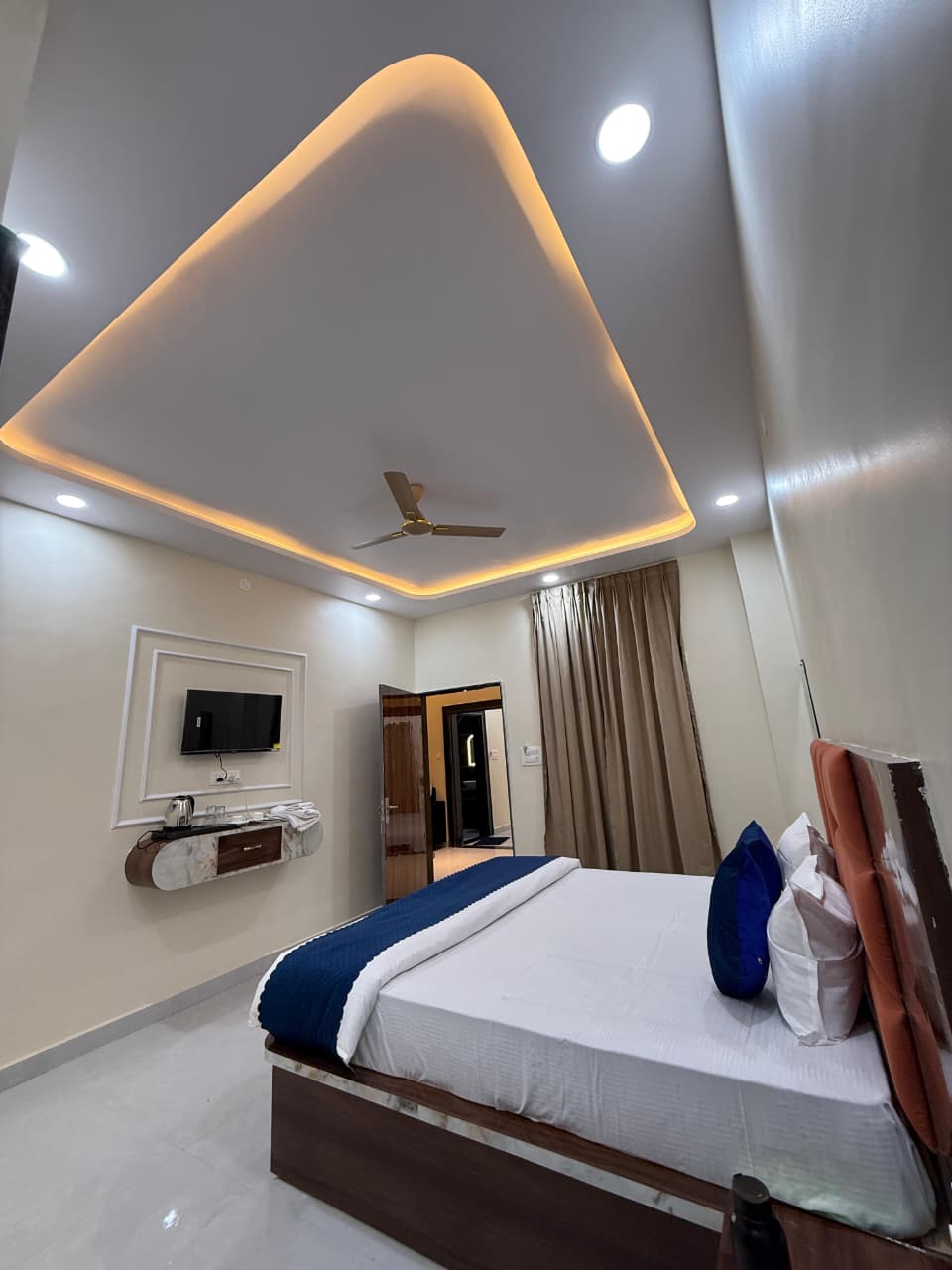 Modern guest room